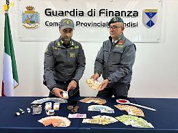 Hashish, cocaina e contanti in auto e in casa: arrestato 24enne