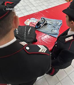 Minaccia con un taglierino la cassiera del supermercato, preso in poche ore