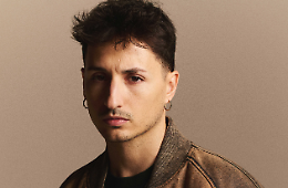 Nayt si mette a nudo con "io Individuo"