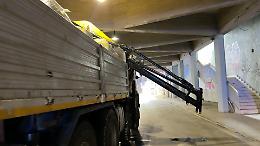 Camion urta la struttura del sottopasso di via Dante: detriti su auto e moto. Le foto