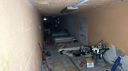 Ecco dove dormono gli invisibili di Taranto: lettini e giacigli di fortuna scavati nel sottovia. Le foto 