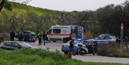 Un poliziotto libero dal servizio muore dopo uno schianto della sua moto con un'auto della polizia