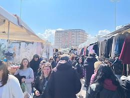 Mercato del luned&igrave; al park&ride, boom di presenze al Libert&agrave;. Le foto