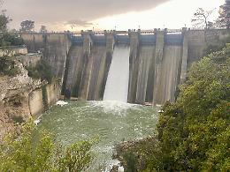 Diga San Giuliano, 50 metri cubi al secondo in mare: &ldquo;Ora una cabina di regia&rdquo;. Le foto