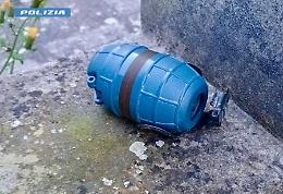 Bomba a mano su un muretto, scatta l&rsquo;allarme