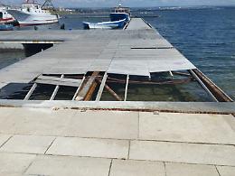 Waterfront di via Garibaldi, passerella a rischio: tavole divelte e pericoli per i passanti