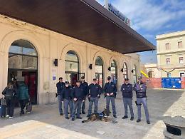 Controlli straordinari in stazione, verifiche su passeggeri e bagagli. Le foto