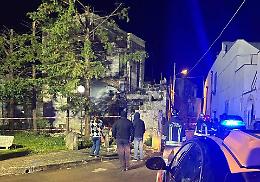 Crolla edificio disabitato: area messa in sicurezza
