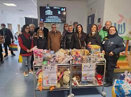 Solidariet&agrave; in Pediatria, doni e sorrisi per i bambini del &ldquo;Nadia Toffa&rdquo;. Le foto