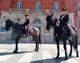 Carabinieri a cavallo nel cuore della citt&agrave;. Le foto