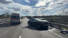 Scontro tra due auto sulla statale 7, due feriti