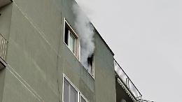 Incendio in un appartamento in viale Virgilio, donna salvata dai vigili del fuoco. Le foto