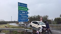 Auto fuori strada sulla statale 106: tre feriti, uno pi&ugrave; grave. Le foto