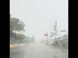 Violenta grandinata, strade allagate e traffico in tilt. Il video