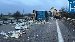 Camion dei rifiuti si ribalta sulla Statale 106: traffico bloccato