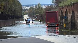 Nubifragio, strada allagata tutta la notte e deviazioni verso Statte. Le foto