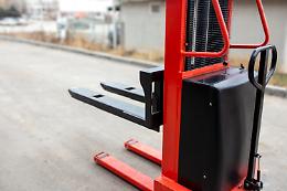 Cinque motivi per integrare nuovi sollevatori elettrici a batteria nella tua flotta aziendale