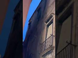 Miracolo nella notte dell'Addolorata: crolla un balcone e tragedia sfiorata. Il video