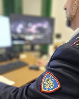 Foto intime diffuse online, perquisizioni e sequestri. L'ipotesi di un sistema organizzato