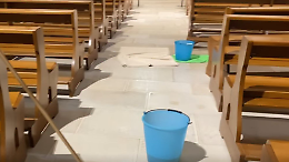 Maltempo, allagato il Duomo. Fedeli al lavoro per ripulire la chiesa