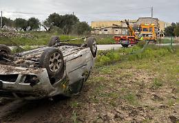 Auto si ribalta sulla Provinciale 102, conducente estratto dai vigili del fuoco