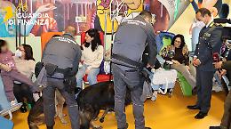 Solidariet&agrave; in corsia, la Guardia di Finanza dona 5.000 euro al reparto pediatrico. Le foto