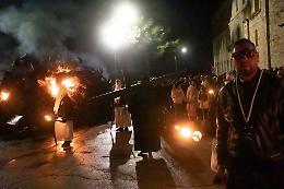 Riecco il rito dei crociferi tra fede e tradizione. Le foto