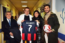 Il Taranto Calcio in corsia, sorrisi e uova di cioccolato per i piccoli pazienti. Le foto