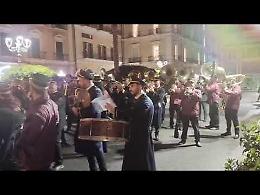 Concerto di marce funebri, oltre 120 musicisti incantano piazza Giovanni XXIII. Il video