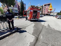 Auto in fiamme in garage condominiale, intervento rapido dei Vigili del fuoco