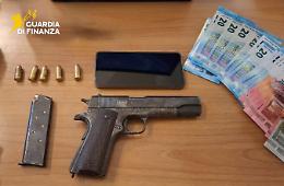 Arma clandestina nascosta in auto, un arresto: scoperto doppiofondo nella portiera. Le foto