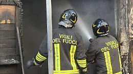 Incendio in paninoteca ai Tamburi, vigili del fuoco al lavoro