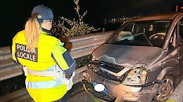 Schianto sulla statale 106, un 69enne estratto dall'auto dai Vigili del fuoco