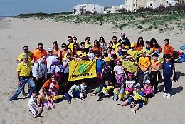 Spiagge ripulite a Chiatona, volontari in campo contro i rifiuti. Le foto