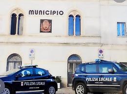 Pugni e calci ai vigili dopo la multa: arrestato 54enne, due agenti feriti