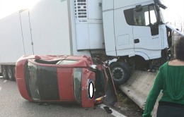 Tir sullo spartitraffico della tangenziale, traffico in tilt per ore