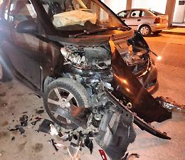 Inseguimento nel rione Salinella, auto si schianta: occupanti in fuga