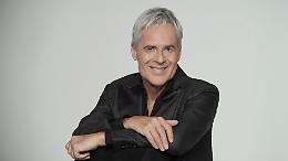 Vito Leccese dona la sacra manna di San Nicola a Claudio Baglioni