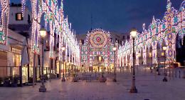 Festa di San Nicola: 250mila lampadine per trasformare piazza del Ferrarese in teatro di luce. Le foto