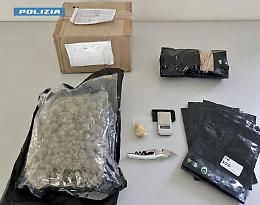 Fermato con un pacco sotto il braccio: trasportava mezzo chilo di droga