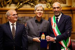 Vito Leccese dona la sacra manna di San Nicola a Claudio Baglioni