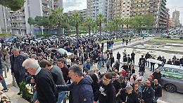 L&rsquo;ultimo saluto a Massimo, la citt&agrave; si stringe nel silenzio. Il video