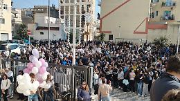 Bisceglie in silenzio per Alicia, lutto cittadino ai funerali della 12enne. Le foto