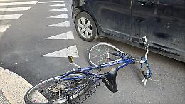 Scontro tra auto e bici all&rsquo;incrocio: ciclista in ospedale