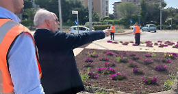 Avvallamento su viale Magna Grecia, corsia chiusa per sicurezza. Le foto