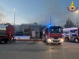 Incendio nella zona industriale, capannone avvolto dalle fiamme
