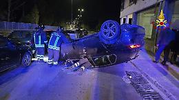 Auto si ribalta nella notte, conducente ferito