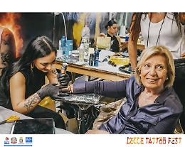 Un tatuaggio per la memoria politica: la scelta della sindaca di Lecce