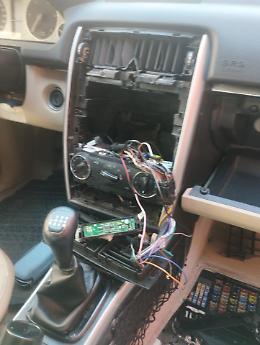 Furti nelle auto, cresce l&rsquo;allarme: vetture smontate nella notte