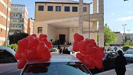 L'ultimo abbraccio, una citt&agrave; in lacrime per Patrizia Lamanuzzi. E 54 palloncini in volo. Le foto